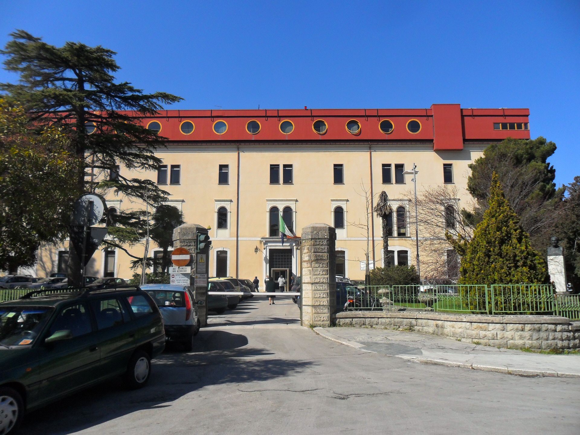 Campobasso – Minaccia per protesta di lanciarsi dal tetto dell’Asrem, gesto estremo da mesi senza stipendio