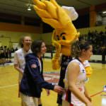 Dzinic, Dentamaro e De Pasquale scherzano con la mascotte Spighetto