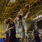 Dznic nel match d’andata prova a stoppare Tava (1)