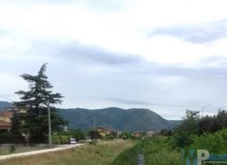 Venafro – Istituzioni assenti, privati cittadini ripuliscono gli argini del Rava dalla fitta vegetazione