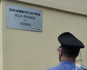 Cerro al Volturno (IS): Produce documenti falsi per ottenere l’assegnazione di una casa popolare, donna denunciata per truffa dai Carabinieri.