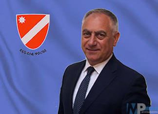 Niro bacchetta Fantozzi