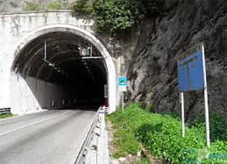“Illuminare h 24 e con urgenza la galleria Nunziata Lunga” , è terribilmente oscura