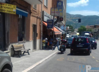 Venafro, alle fermate degli autobus i cittadini costretti sotto il sole e su panchine malandate