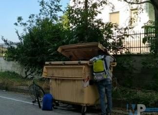 Massimo degrado – Finti profughi spacciatori, re dei cassonetti della spazzatura e nessuno interviene per stoppare il fenomeno: siamo alla follia!
