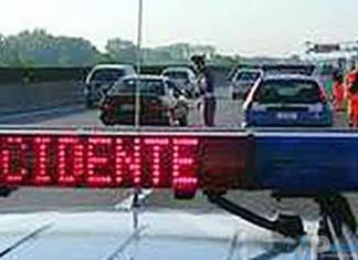 Chiusa tangenziale Termoli: Carico di uva su strada, conducente perde controllo