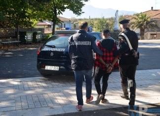 Blitz antidroga dei Carabinieri, pusher finisce in manette. Sotto sequestro numerose dosi di sostanze stupefacenti.