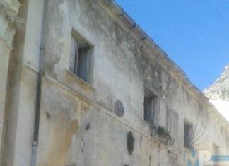 Un rudere cadente e da sanare: l’ex stazione dei Carabinieri di Venafro in piazza Merola in un desolante abbandono