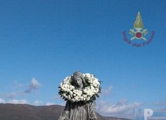 Venafro – Vigili del Fuoco omaggiano la madonnina sul campanile del Convento di San Nicandro con la classica coroncina di fiori.