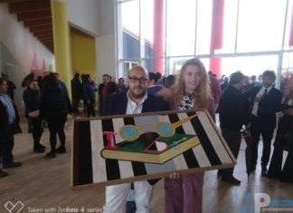 Fornelli – Il Sindaco Tedeschi, in occasione dell’inaugurazione del polo scolastico, acquista l’opera artistica di Carmen Veneziale: “Destino”.