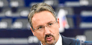 Europee, il monito del M5S: “Attenzione ai vecchi politici”