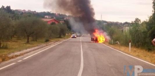 Fornelli – Auto in fiamme lungo la provinciale Vandrina
