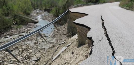 Bagnoli – Cittadini protestano contro mancati fondi per frane e dissesto idrogeologico
