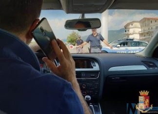 Controlli massicci della Polizia per contrastare l’uso dei telefonini alla guida.