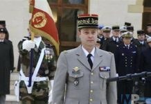 Il generale francese Christian Blanchon rende omaggio ai non vaccinati