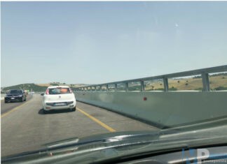 Il Liscione oscurato alla vista degli automobilisti. Alte barriere chilometriche privano la visuale del paesaggio circostante