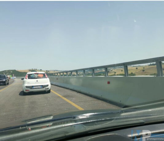 Il Liscione oscurato alla vista degli automobilisti. Alte barriere chilometriche privano la visuale del paesaggio circostante