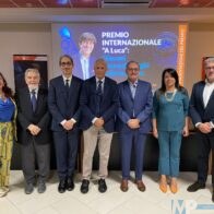 i genitori di Luca con la DirezioneNeuromed e i professori Vincenzo Esposito e Antonella Arcella