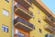 Isernia, ascensore bloccato da oltre un mese in Viale Veneziale: anziani e un disabile intrappolati ai piani alti