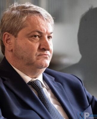 Dimissioni e responsabilità: perché in Italia si resta al potere anche da indagati, mentre nel Nord Europa basta un sospetto. Il caso Molisano