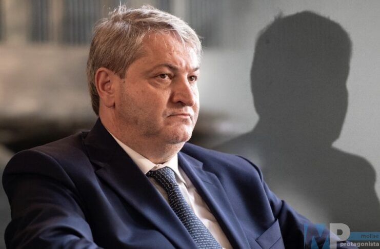 Dimissioni e responsabilità: perché in Italia si resta al potere anche da indagati, mentre nel Nord Europa basta un sospetto. Il caso Molisano